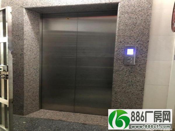 带电梯二楼博美非常中心的位置