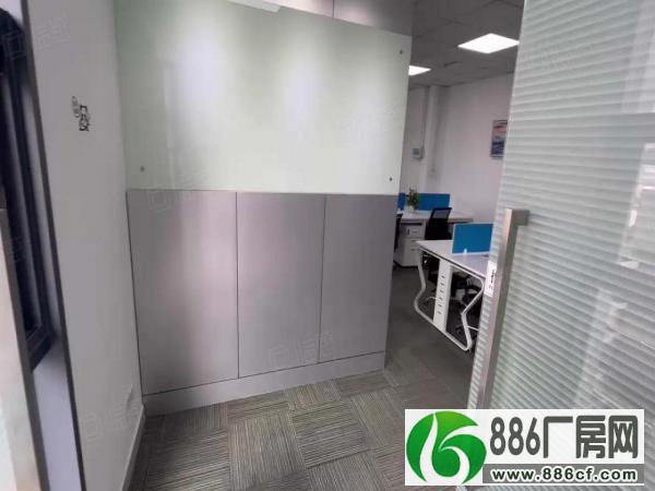 
龙华清湖地铁口小面积精装修办公室出租130平家私空调齐全

