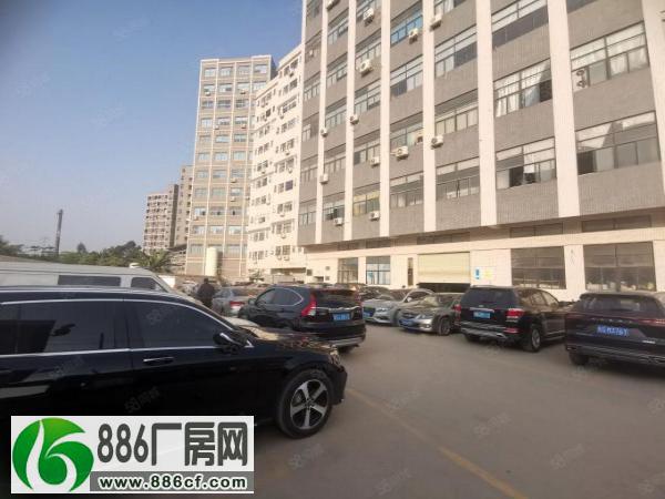 
蒋石南光高速出口新出楼上整层960平，带前台办公室出租！

