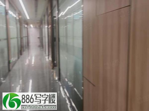 坂田杨美地铁口200平方精装写字楼出租，带3个隔间。